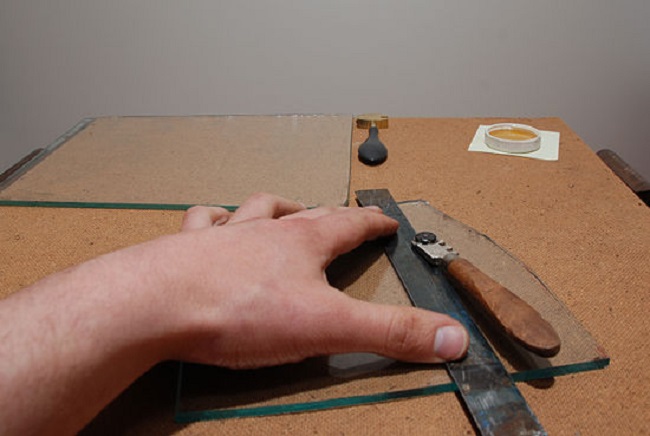 Cách cắt kính cường lực dùng dao